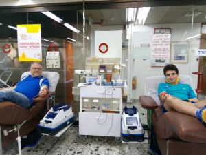 יובל צינדר ואביו זאב צינדר, חבר את"ד, תורמים ב- 11/06/2020 במרכז שירותי הדם של מד"א