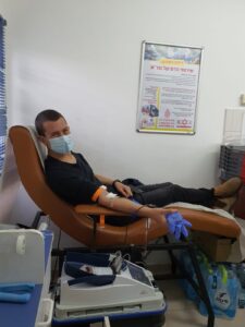 Eyal Belchner spendete am 29 Blut bei MDA Ashkelon. Die Spende wurde von Senior-Mitglied Moshe Shoshan geleistet.