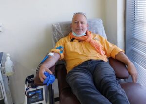 Shmuel Tzarfati a donné son sang à la station MDA de Jérusalem le 31/01/2022