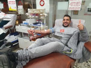 עירן מיילי תרם דם במרכז שירותי הדם של מד"א בתל השומר ב- 05/02/2022