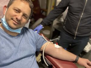 Gilad Gansber donated blood at the Ayalon Mall in Ramat Gan on 03/03/2022