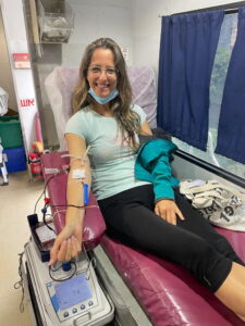 Hila Dzhaltsky, consultante en organisation de l'organisation des donneurs de sang, a donné du sang au centre commercial Ayalon le 8/4/2022