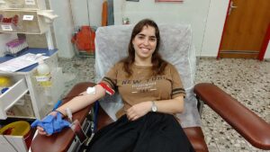 Son père Glernter a fait un don de sang au MDA Blood Services Center à Tel Hashomer le 03/06/2022