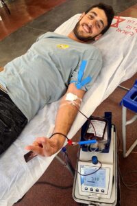 Нимрод Швейцер сдал кровь в пункте сдачи крови MDA в Дизенгоф-центре 14, в Международный день донора крови