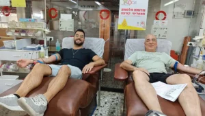 Omri et Udi Borg, Omri membre de l'organisation et Udi membre de la direction de l'organisation, ont donné du sang la veille de Kippour, le 4/10/2022, au MDA Blood Services Center à Tahash.