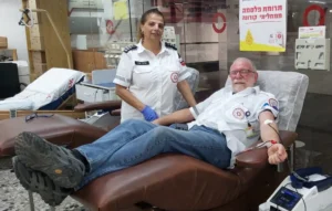 Zvika Walgreen a donné du sang au MDA Blood Services Center à Tahash le 24/10/2022.