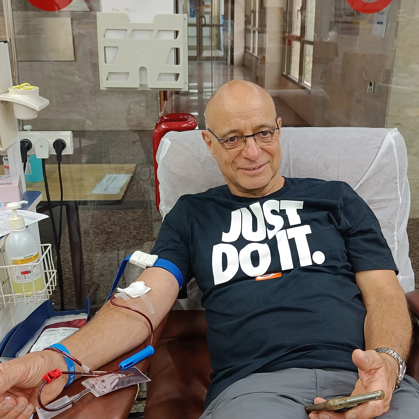 Dror Ben Yehuda a fait un don de sang au MDA Blood Services Center à Tahash le 11/04/2023