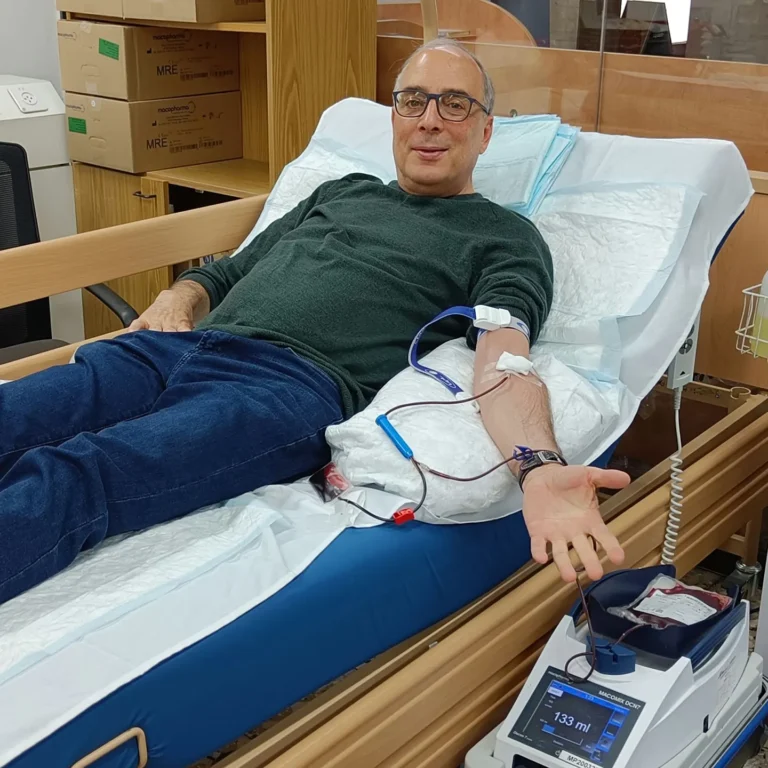 אודי בורג, חבר הנהלת הארגון בהתנדבות, תרם דם במרכז שירותי הדם של מד"א בתה"ש ב- 11/04/2023