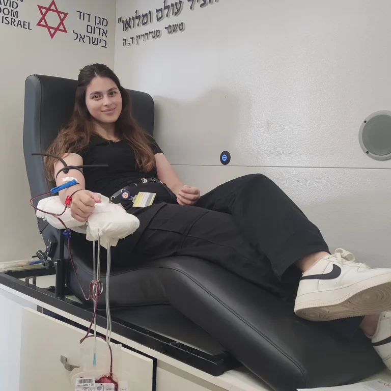 Navar Zubidat, un médecin bénévole de MDA, a fait un don de sang au Gulf Heart Center le 1/10/2023