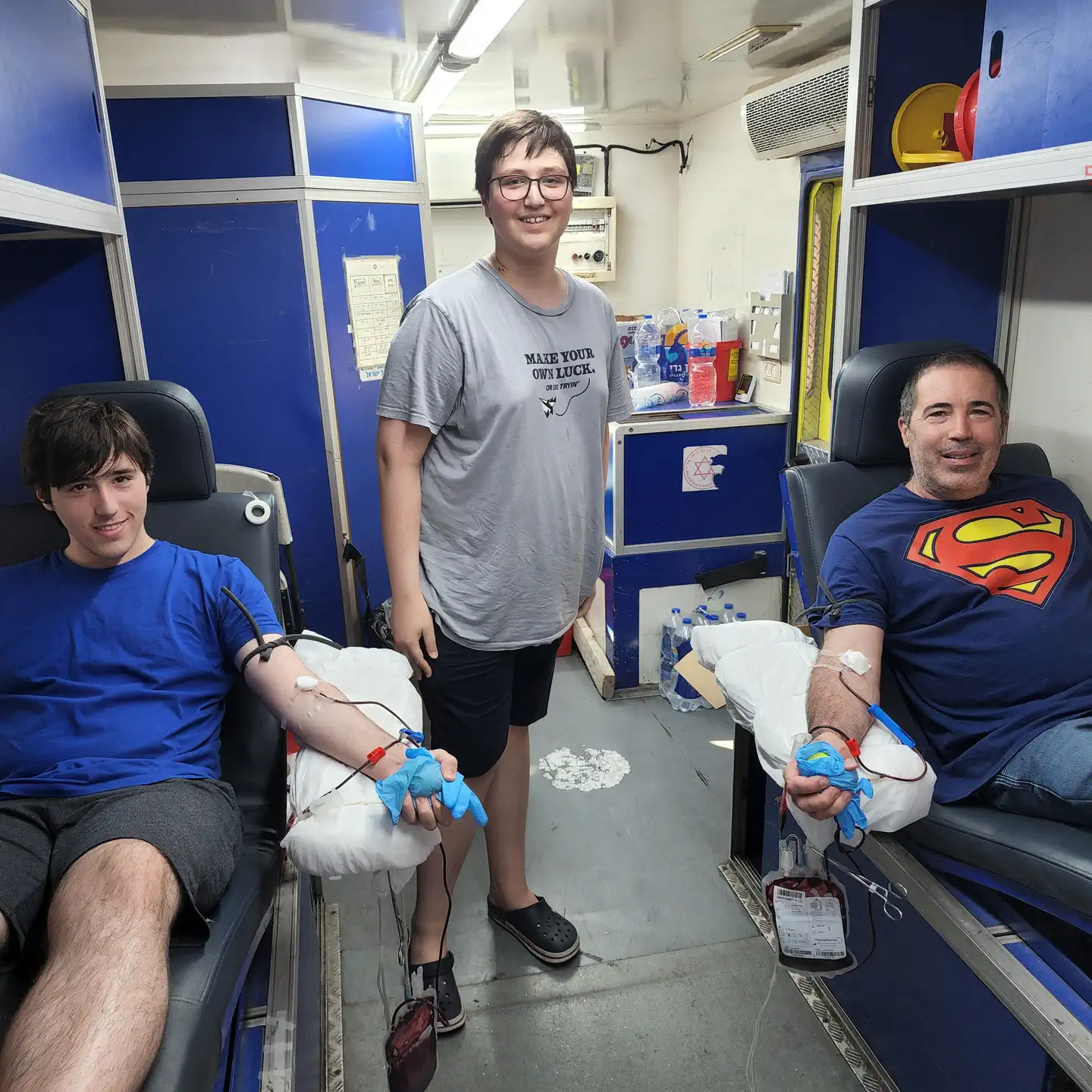 Omar et Yonatan Rechs ont donné leur sang le 23.7.2024/XNUMX/XNUMX