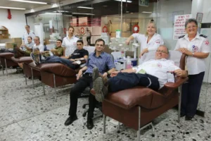 משה גלרנטר, בניו ונכדו תורמים דם ביום ההולדת ה-70 שלו בשירותי הדם של מד"א. צילום: דוברות מד"א 23.6.15