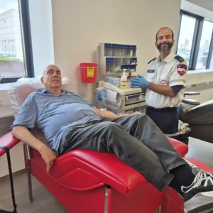 Йона Киршенбаум, почетный президент Ассоциации доноров крови, сдал кровь 24 октября 2025 года в новом банке крови MDA в Рамле.