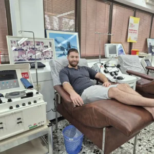 Омер Бурштейн сдал плазму в банке крови MDA в Тель-ха-Шомере 10 ноября 2025 года.