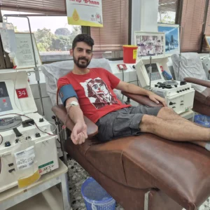 שחר קראוס תרם פלסמה בבנק הדם של מד"א בתל השומר ב- 10/11/2025